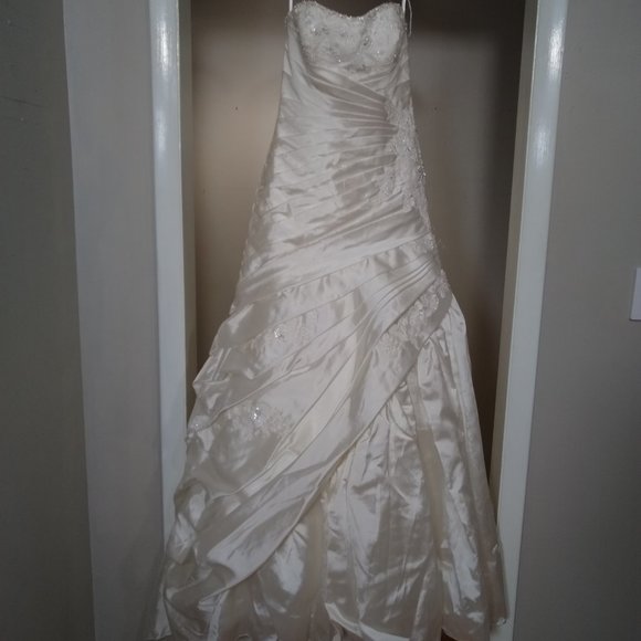 NWT Bonny Style 122 Wedding Gown Size 6 - Picture 2 of 8